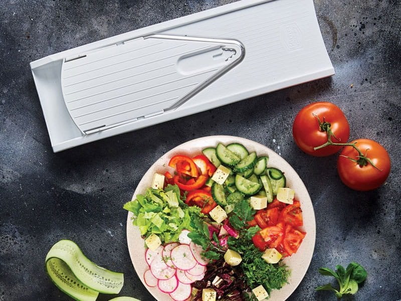 Mandoline slicer arranged for precise vegetable slicing